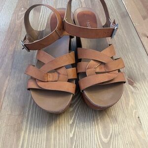 Elegant Brown Leather Sandals with Cushioned Sole